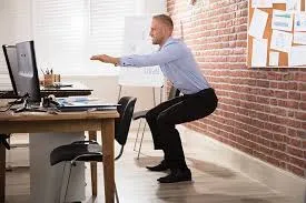 Persoon aan bureau met notitieblok